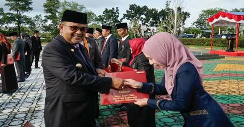 Bupati Karimun Sematkan Penghargaan Satya Lencana Karya Satya dari Presiden kepada 24 ASN