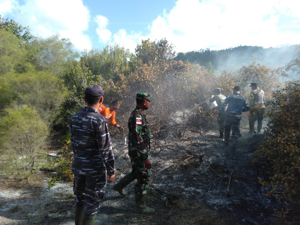 Responsif Tim Gabungan Padamkan Api Lahan SMAN 1 Jemaja