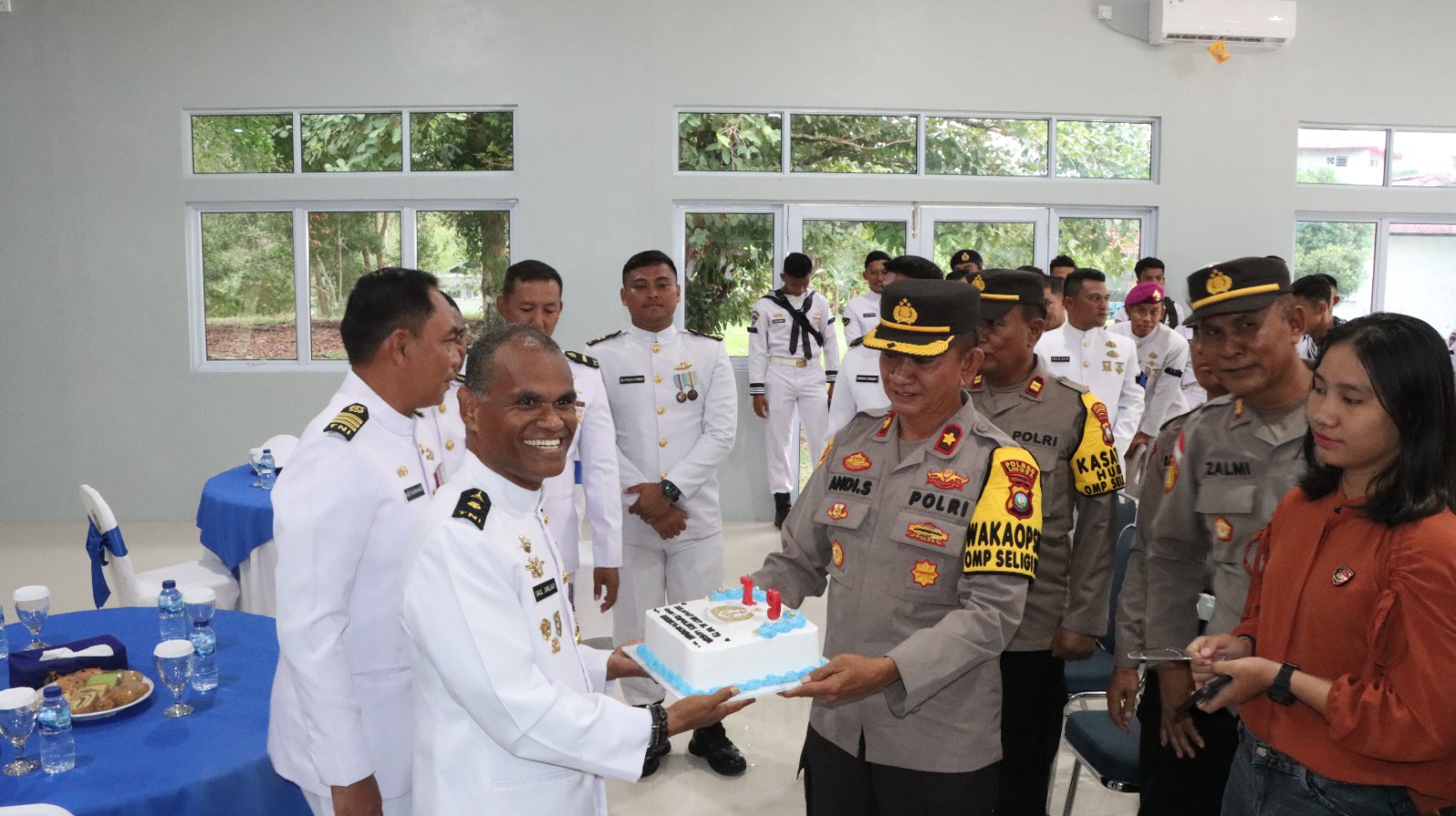 HUT TNI-AL ke-79, Wakapolres Lingga Berikan Suprise Kepada Lanal Dabo Singkep