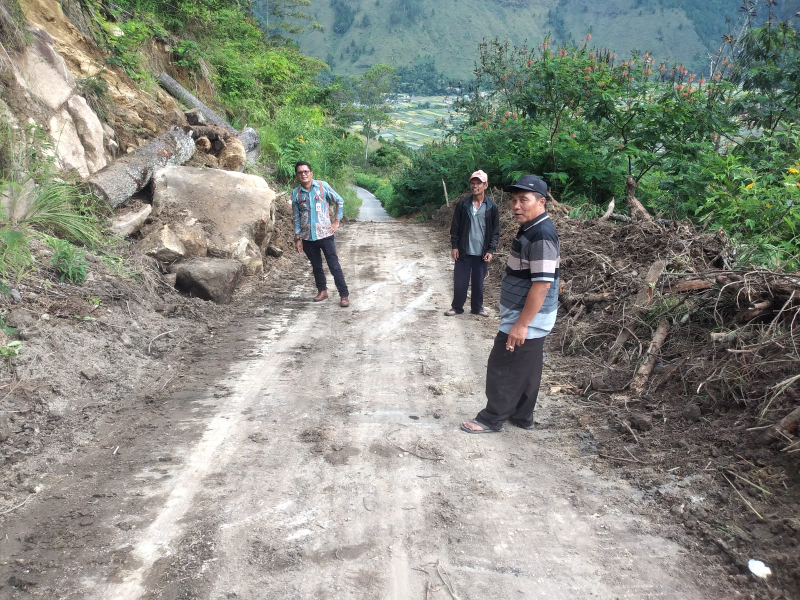 Setelah Dibiarkan Semalaman, Longsor Jalan Batu Dinding Akhirnya Ditangani Meski Setengah Hati