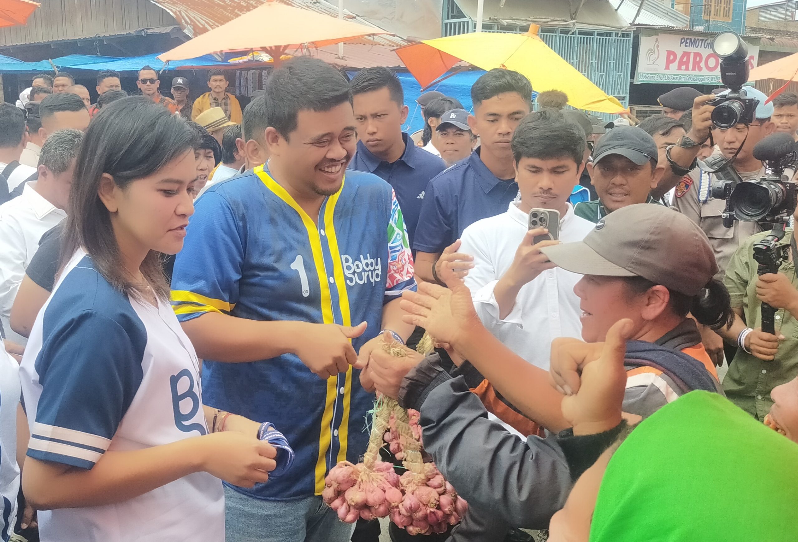 Bobby Nasution Beli Bawang Merah di Pasar Doloksanggul 