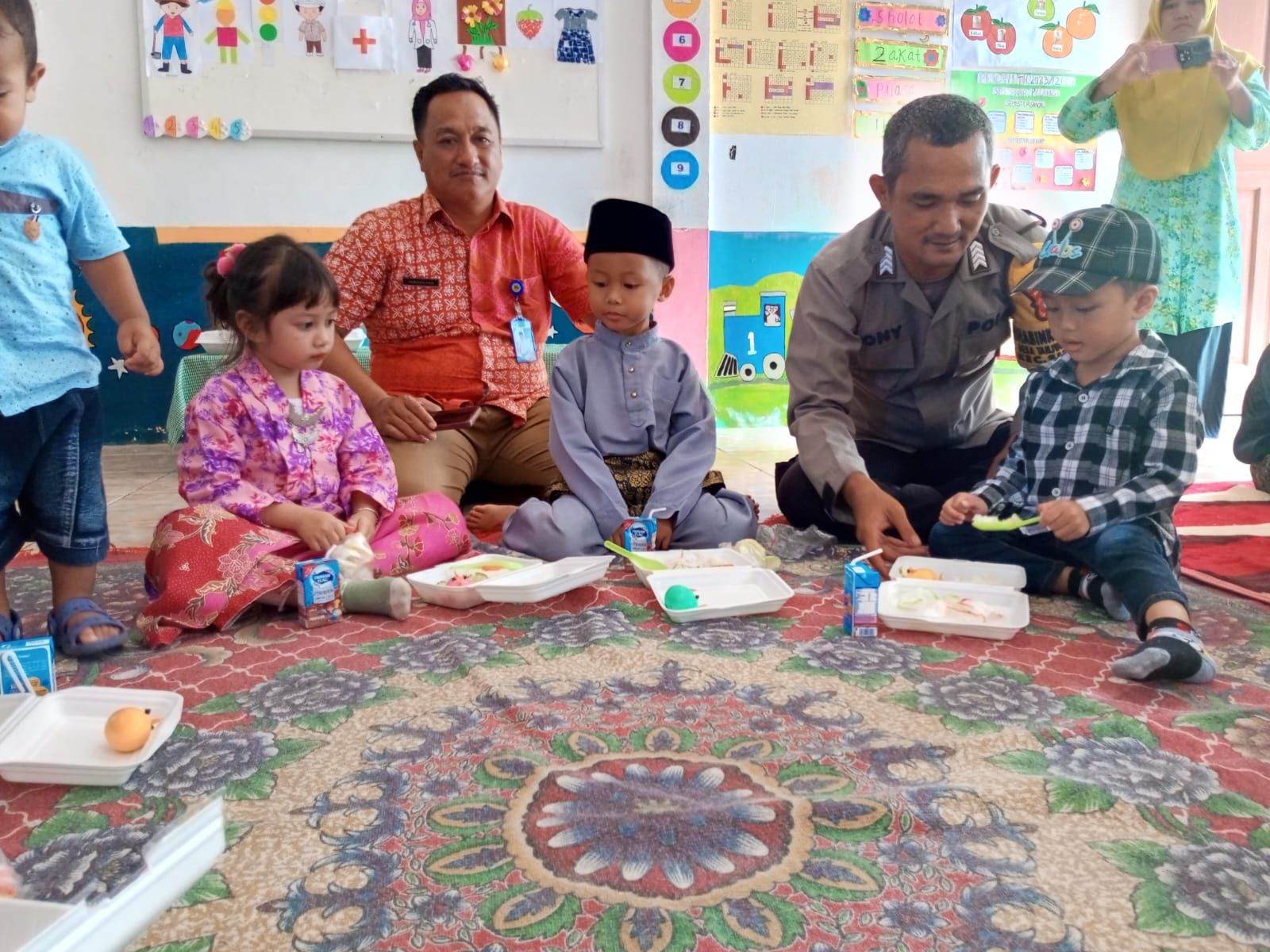 Cegah Stunting, Bhabinkamtibmas dan Pemdes Tanjung Harapan Bagikan Makanan Bergizi ke Anak Paud