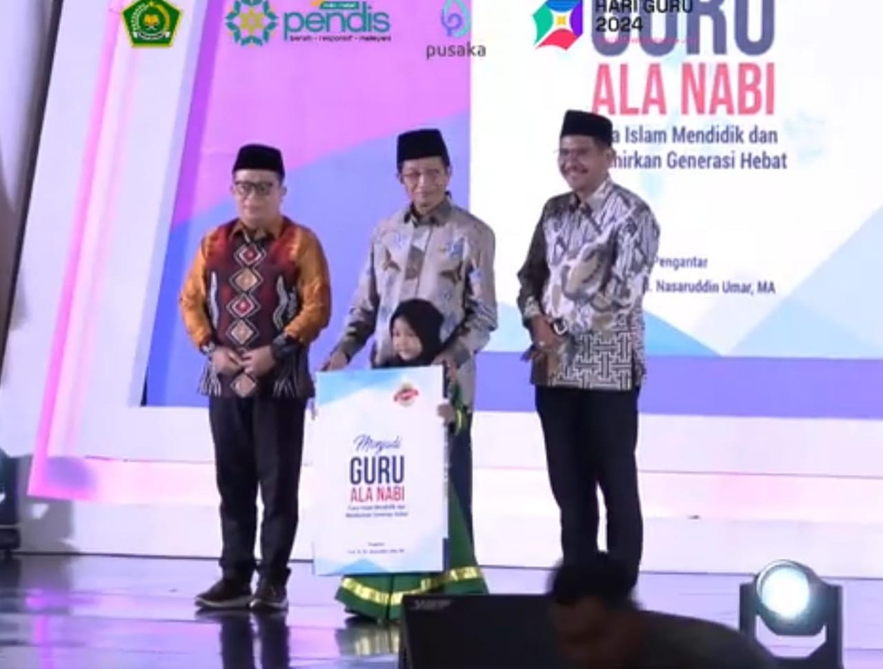 Launching “Buku Menjadi Guru Ala Nabi” Pada Malam Puncak Hari Guru Kementrian Agama Ri