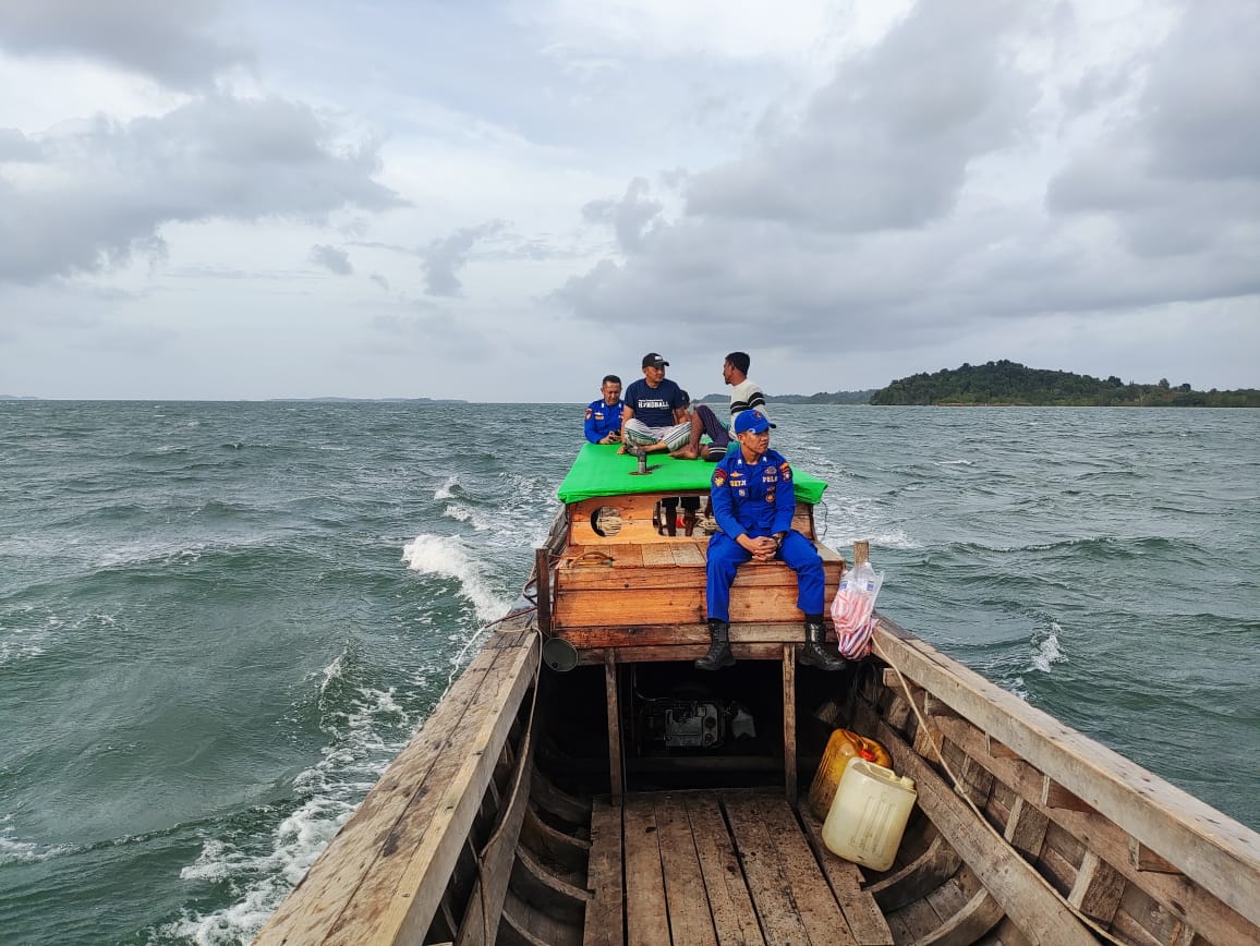 Personel Sat Polairud Polres Lingga Lakukan Pencarian Nelayan Yang Hilang di Laut