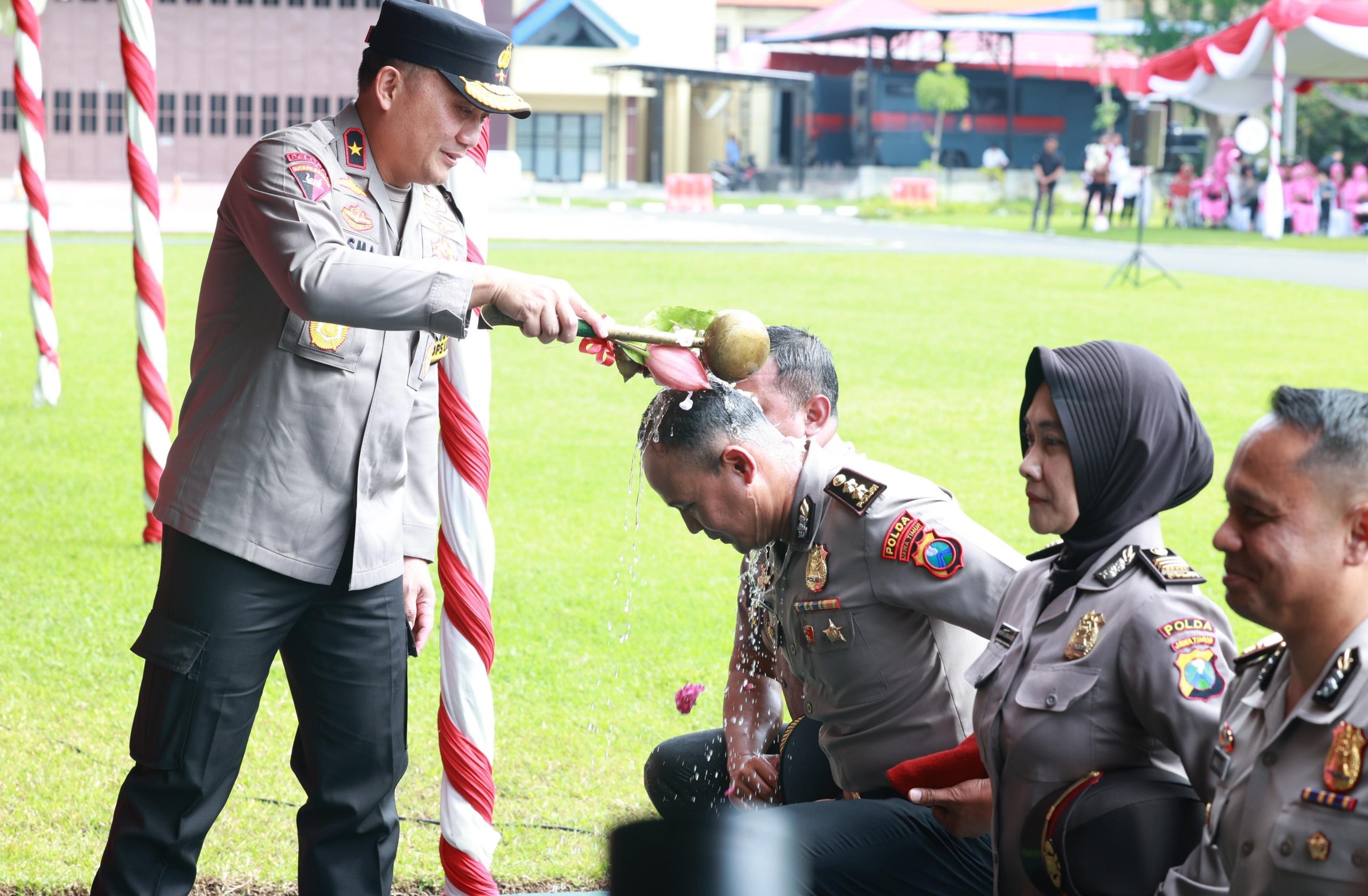 Kapolda Jatim Pimpin Upacara Kenaikan Pangkat 3.057 Personel