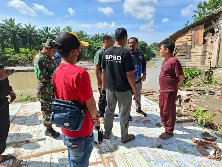 Camat Kota Kistim Tinjau Rumah Warga Yang Rusak Akibat Erosi Tanah