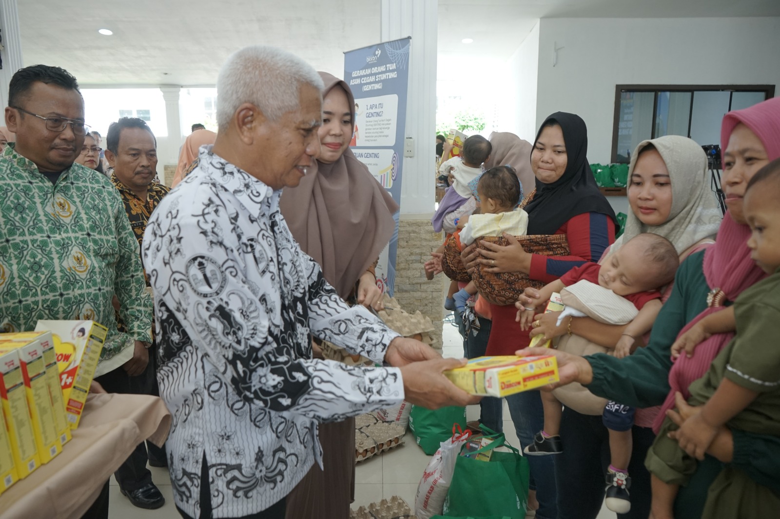 Bupati Surya Salurkan Bantuan Untuk Keluarga Stunting