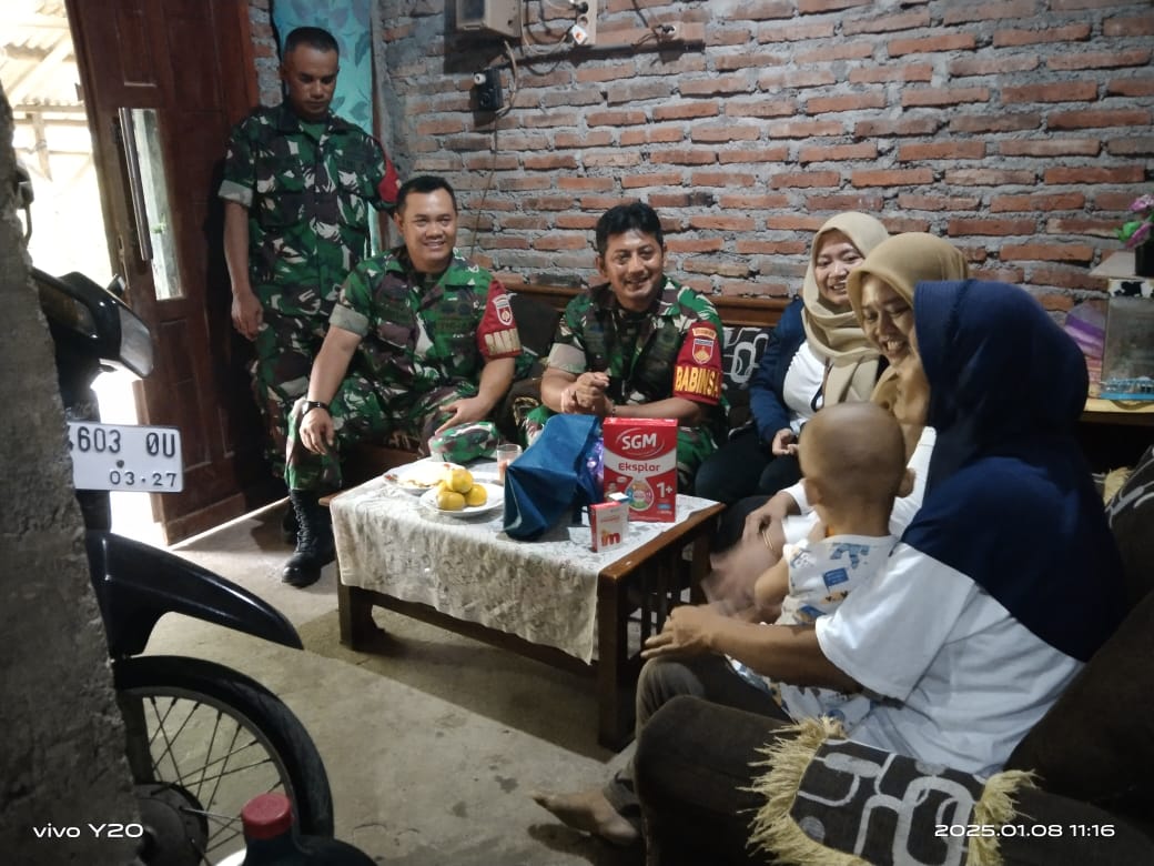 Tekan Angka Stunting, Babinsa Koramil 06/Bodeh Serahkan  Bantuan Kepada Warga