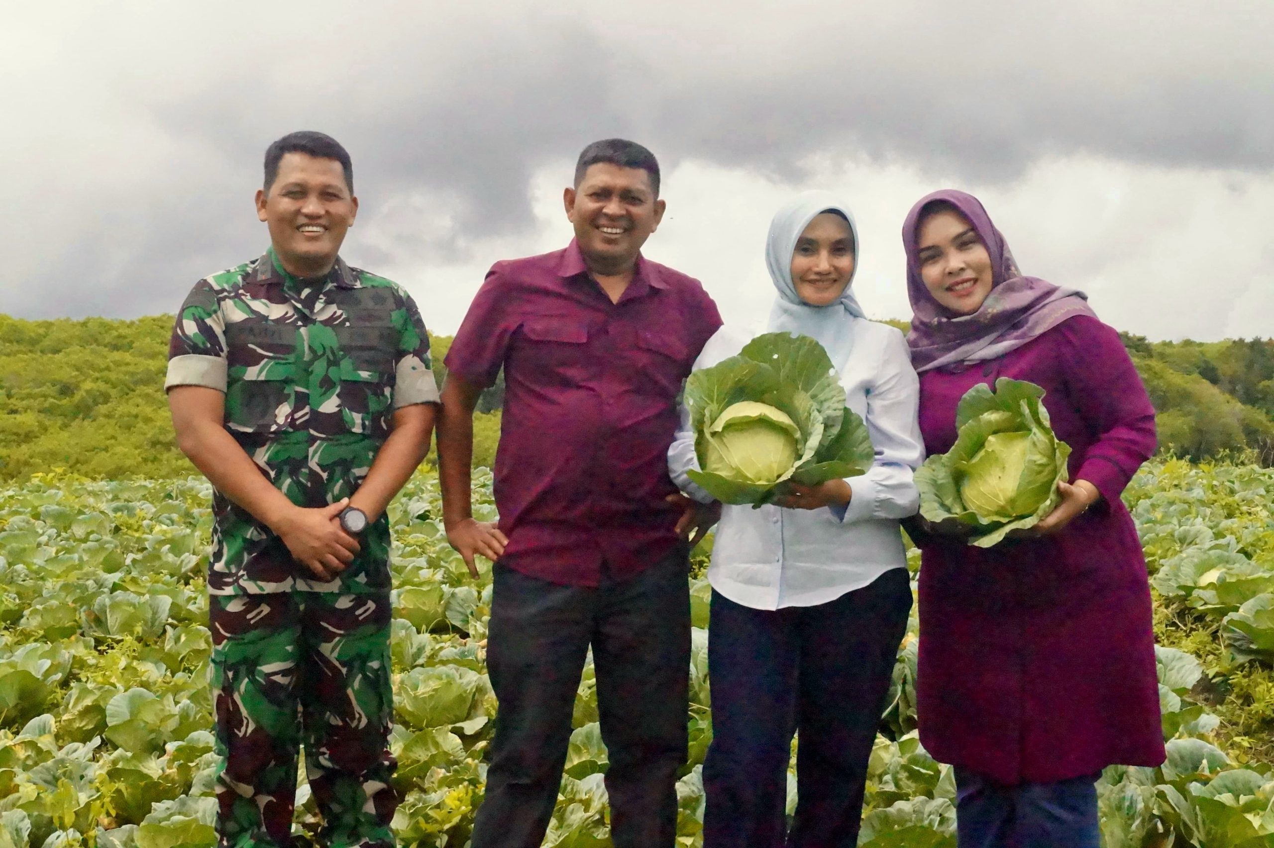 Nostalgia, Danrem Lilawangsa Bareng Istri Panen Palawija di Kota Dingin