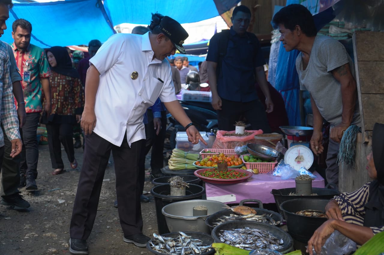 Pj Gubernur Sulbar, Bahtiar Kunjungi Pasar Tradisional di Mamuju, Pastikan Harga Pangan dan Elpiji Terjangkau