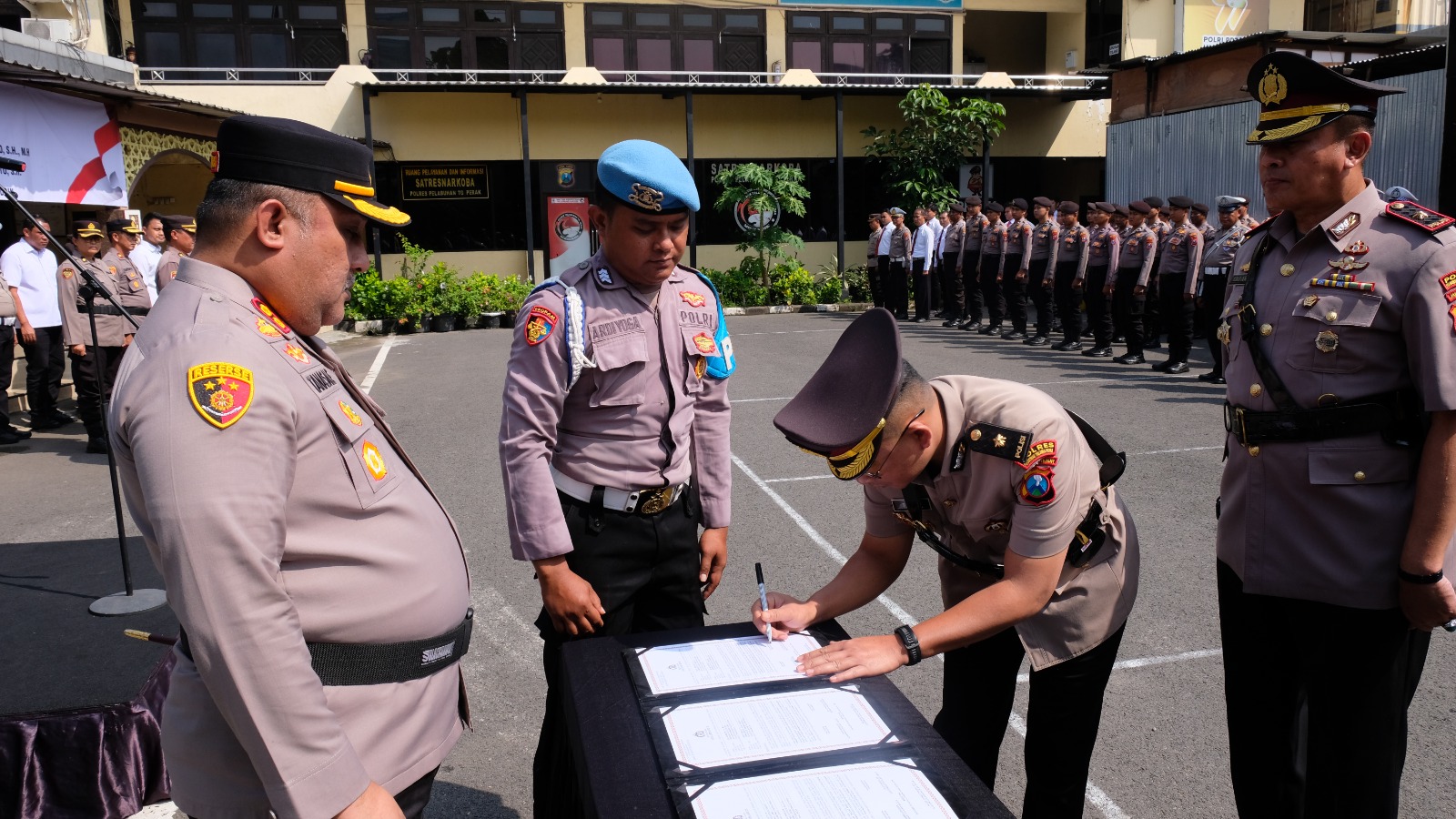 Kapolres Pelabuhan Tanjung Perak Pimpin Sertijab Dua Kapolsek dan Kasat Binmas