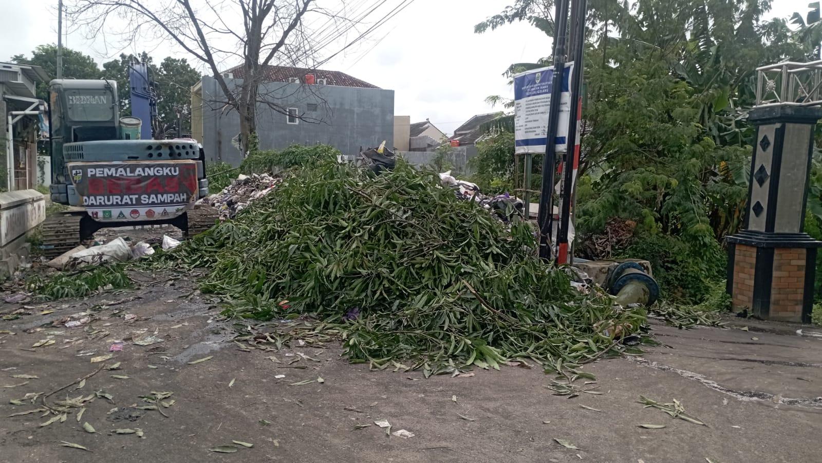 Jalan KH. Wahid Hasyim Kaligelang Tertutup Alat Berat dan Tumpukan Sampah, Pengguna Jalan Umum Terganggu