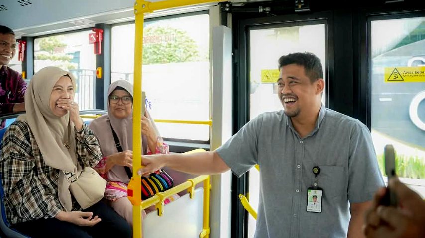 Wali Kota Medan Bobby Nasution Naik Bus Listrik, Dukung Program One Day No Car