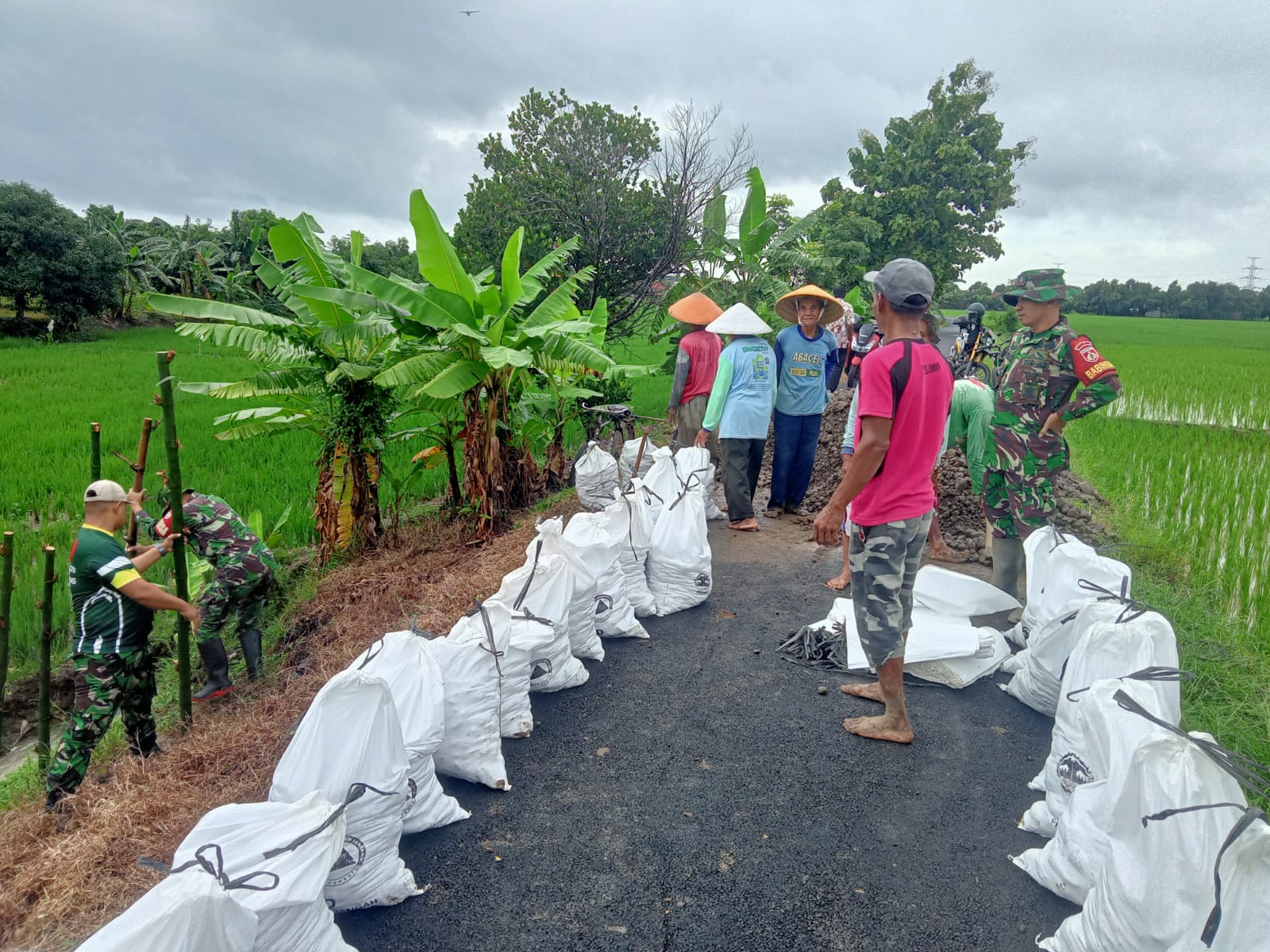 Antisipasi Bencana Tanah Longsor di Musim Hujan, Babinsa Bersama Warga Penggarit Gotong Royong Perbaiki  Jalan dan Talud