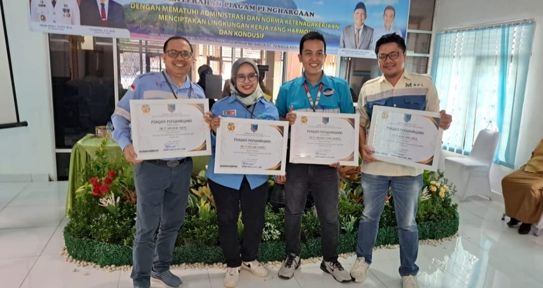 Dinilai Tertib Administrasi Ketenagakerjaan, PT. Banjarsari Pribumi Terima Piagam Penghargaan dari Pemkab Lahat