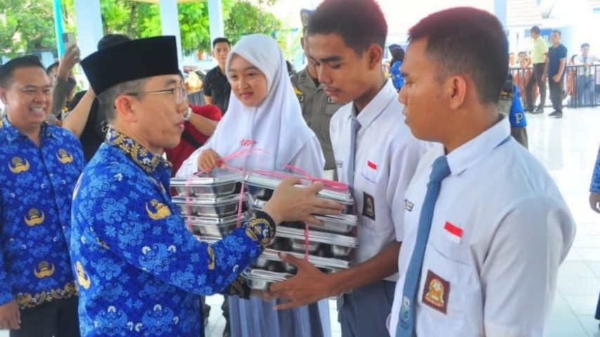 Pj Bupati Bersama Dandim 0405 Lahat Tinjau Penyaluran Perdana MBG