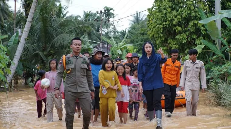 Banjir di Abai Siat, Ujian Kepemimpinan Bupati Dharmasraya Annisa Suci Ramadhani Mengukir Sejarah