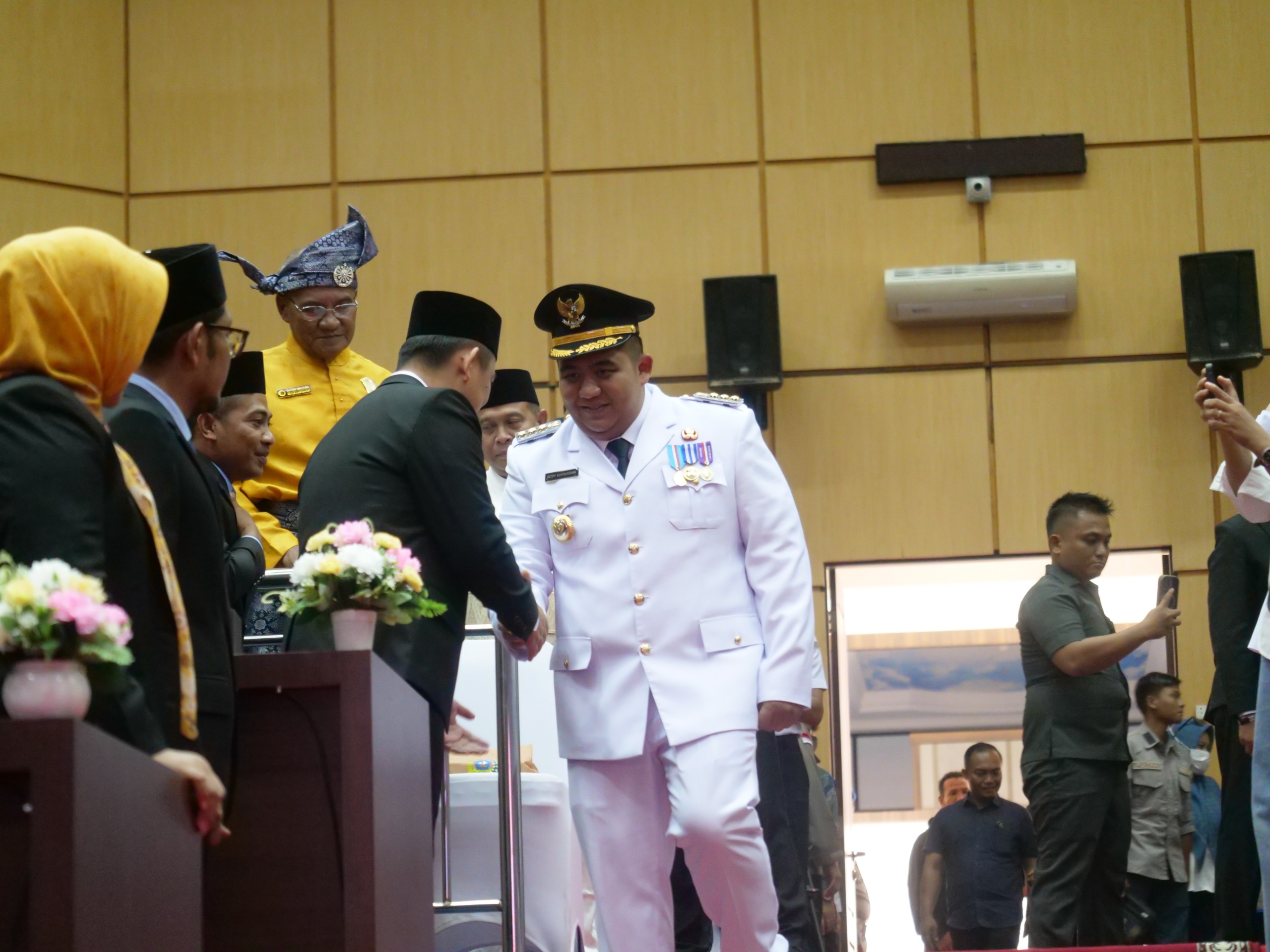 Agenda Paripurna Pidato Perdana, Roby-Deby Sampaikan Semangat Bersatu Dalam Kebersamaan