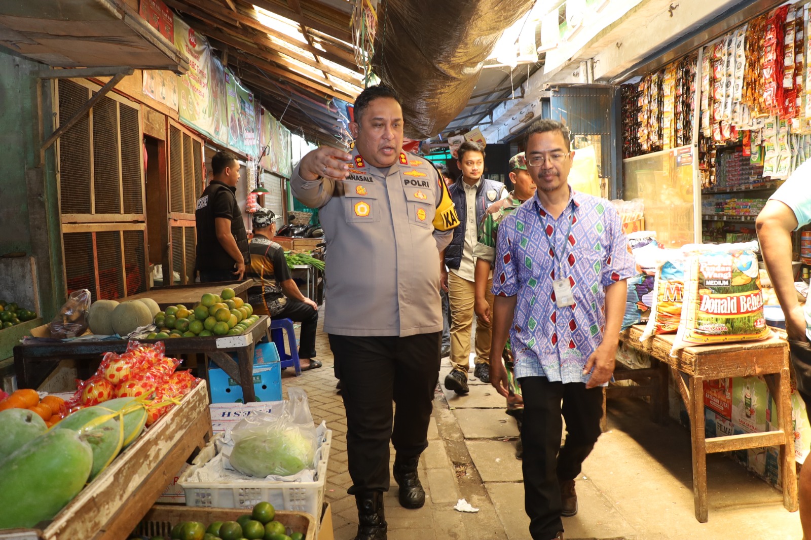 Kapolres Pelabuhan Tanjung Perak Tinjau Pasar Pabean Cantikan Pastikan Stok Bapokting Aman Sampai Lebaran
