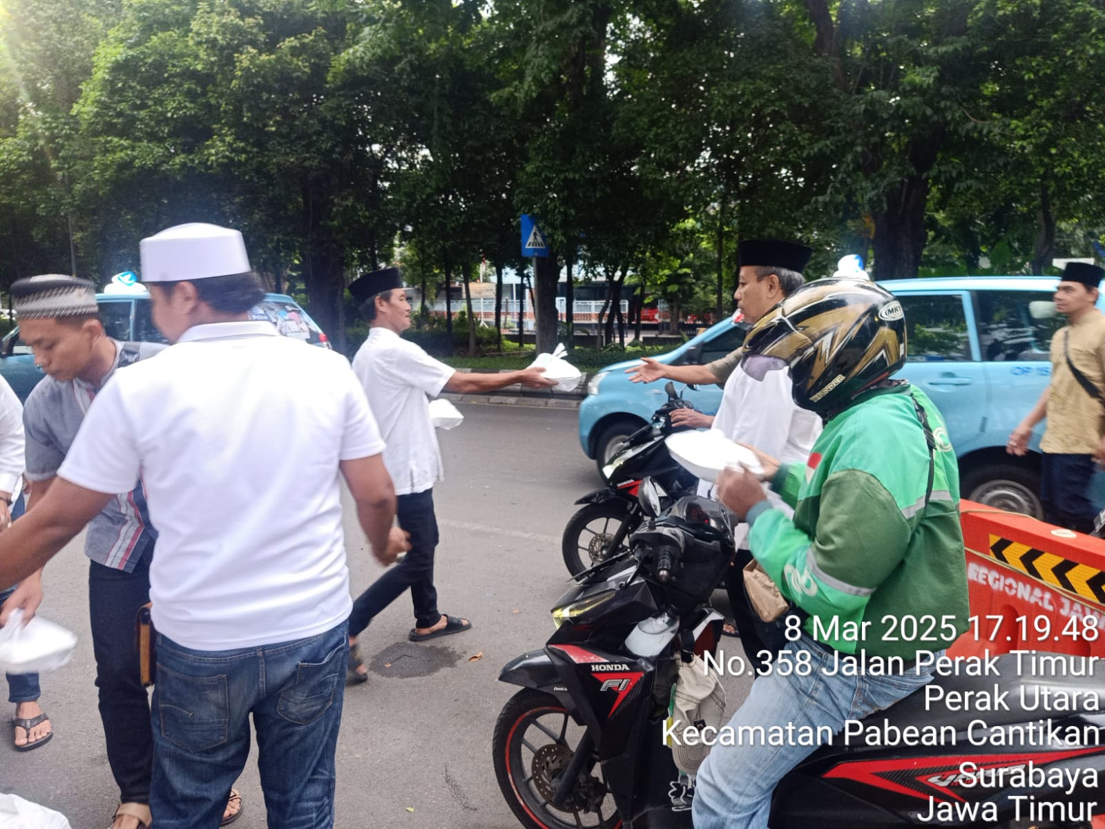 Kepedulian Polisi di Bulan Ramadhan, Satintelkam Polres Tanjung Perak Bagikan Takjil Untuk Warga Surabaya