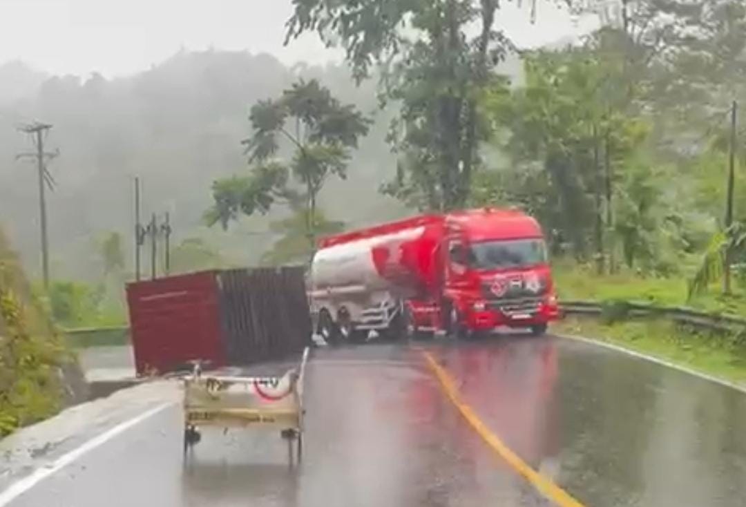 Hilang Kendali, Truk Kontainer Terguling di Jalan Trans Sulawesi