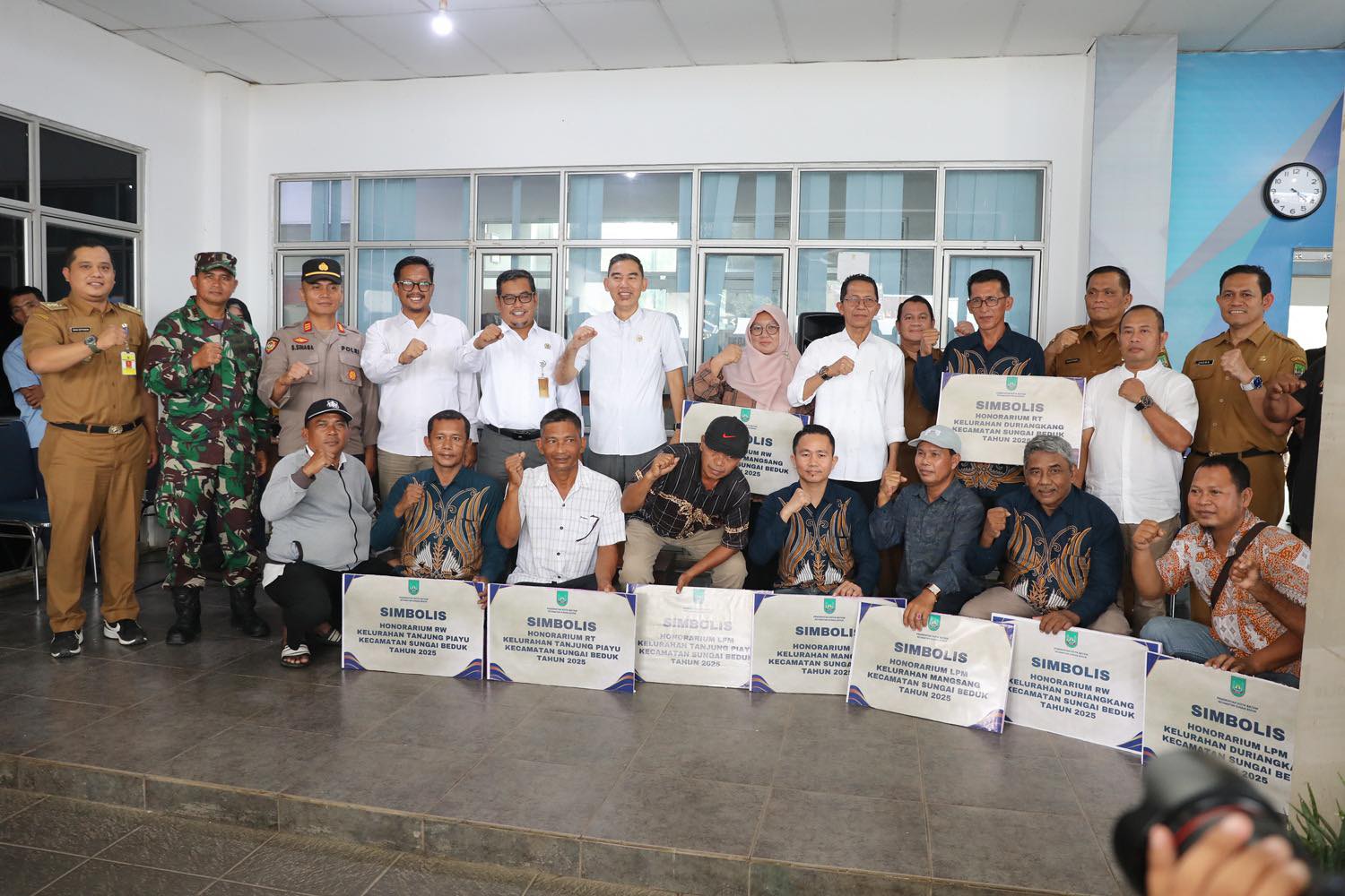 Amsakar Serahkan Insentif RT/RW, Tegaskan Pentingnya Harmoni Pemerintah dan Warga