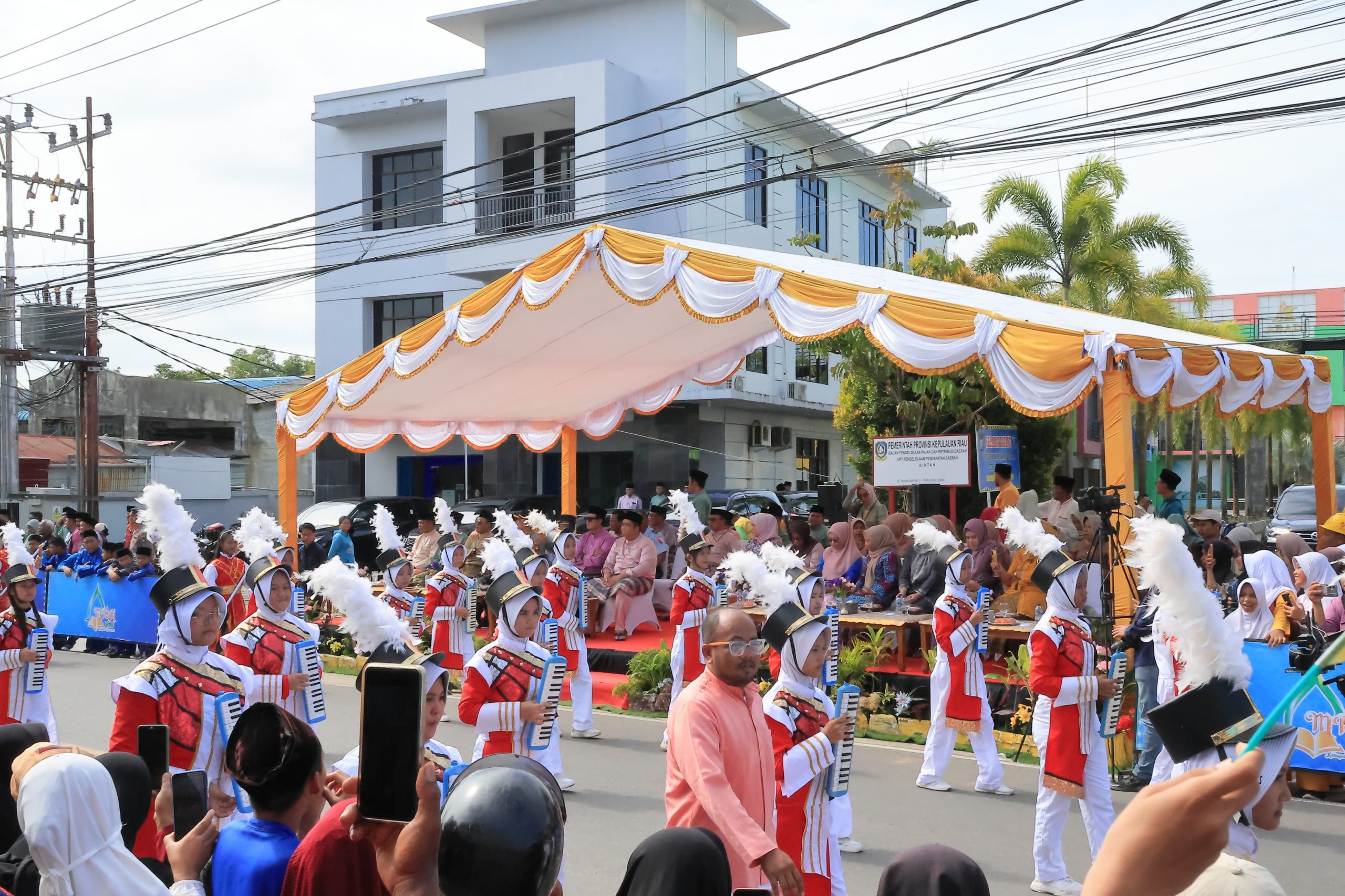 Ribuan Pesrerta Dari 10 Kafilah Meriahkan Pawai Ta’aruf MTQH Ke XIV Bintan