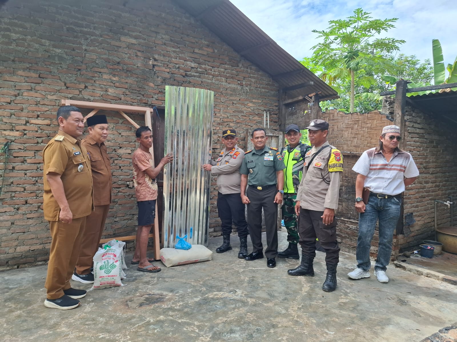 Polri Untuk Masyarakat! Polsek Perbaungan Polres Sergai Ulurkan Tali Asih Korban Kebakaran