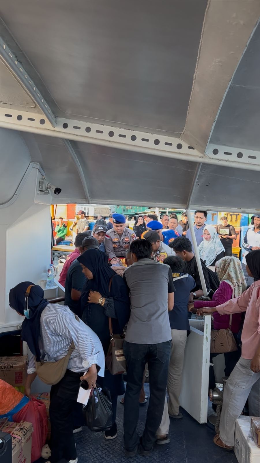 Polri Untuk Masyarakat; Kepedulian Personel Satpolairud Dan Personel Polsek Siantan Bantu Warga Sakit Naik Ke Kapal Di Pelabuhan Tarempa