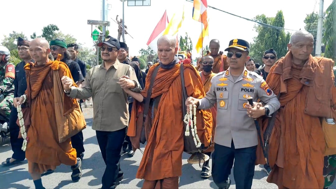 Thudong 2025: 36 Bhikkhu Thailand Melintas di Pemalang, Bupati, Bhikkhu & Kapolres Bergandengan, Wujud Harmoni Lintas Iman