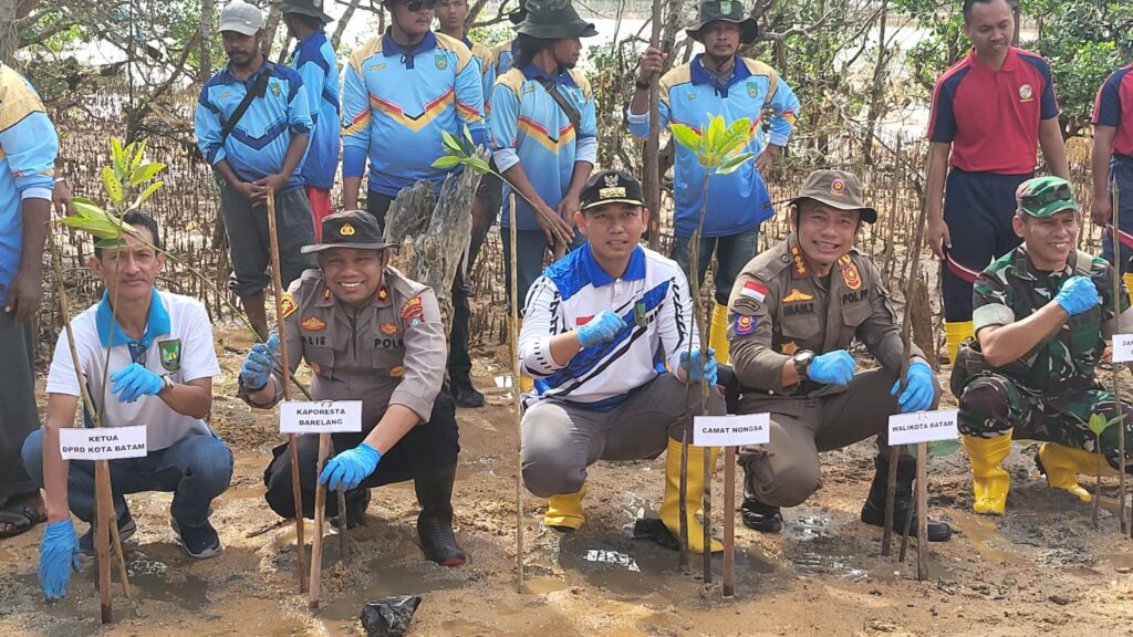 Anggota DPRD Batam Ambil Bagian dalam Kegiatan Tanam Mangrove di Nongsa