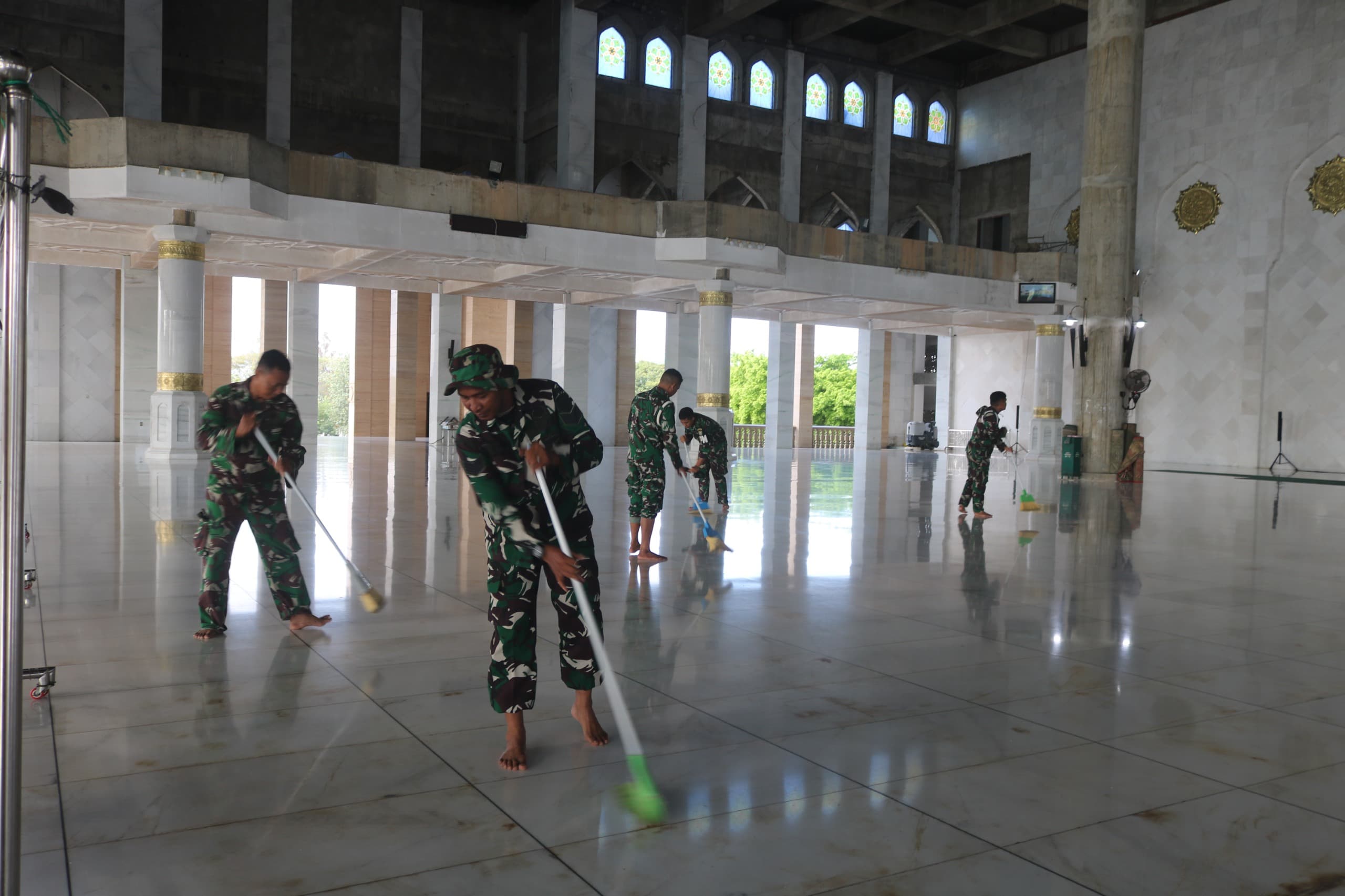 Tradisi Jelang Idul Adha, TNI Gotong-royong Massal Masjid Agung Lhokseumawe