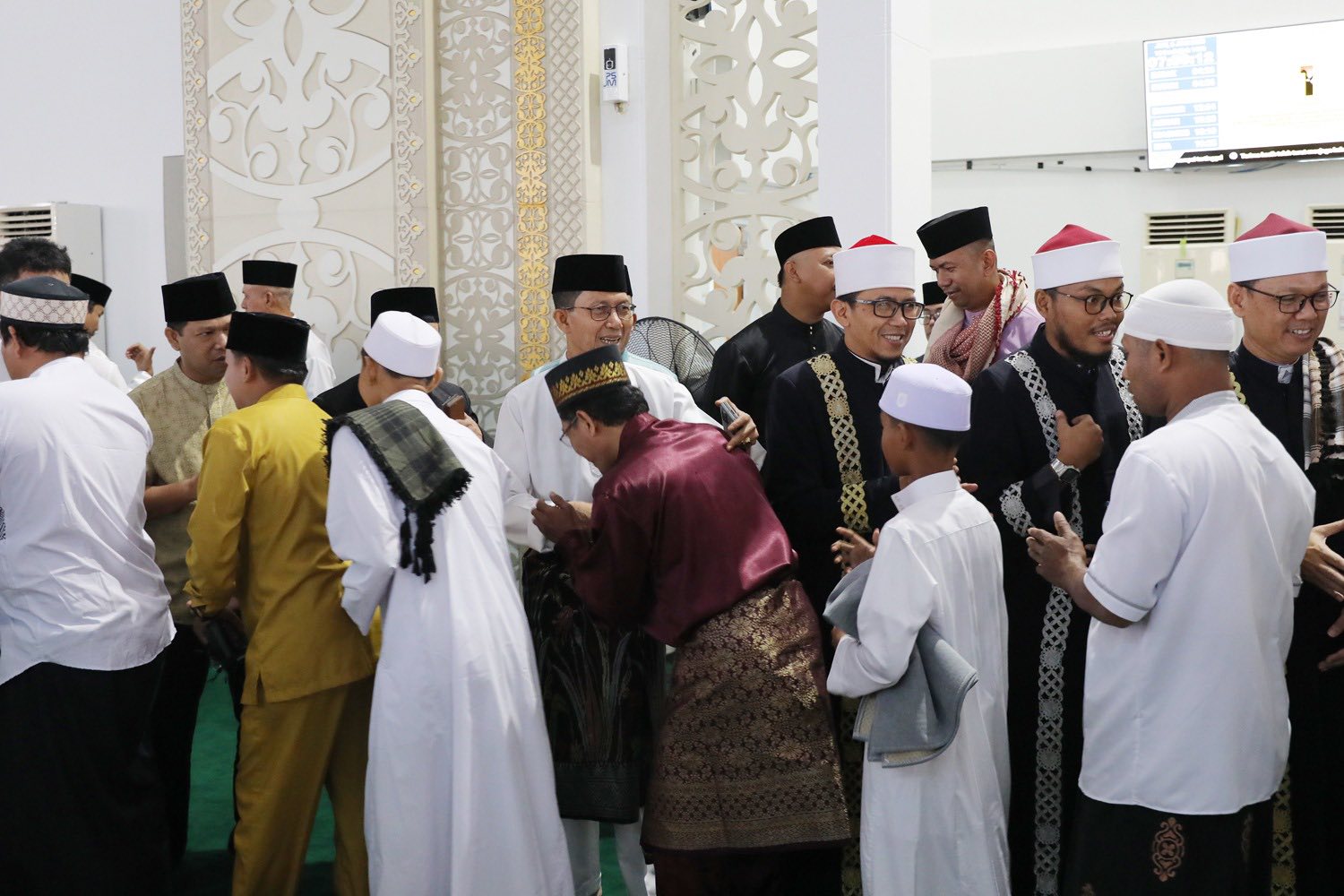 Wali Kota Batam Terima Hewan Kurban dari Presiden di Masjid Sultan Mahmud Riayat Syah