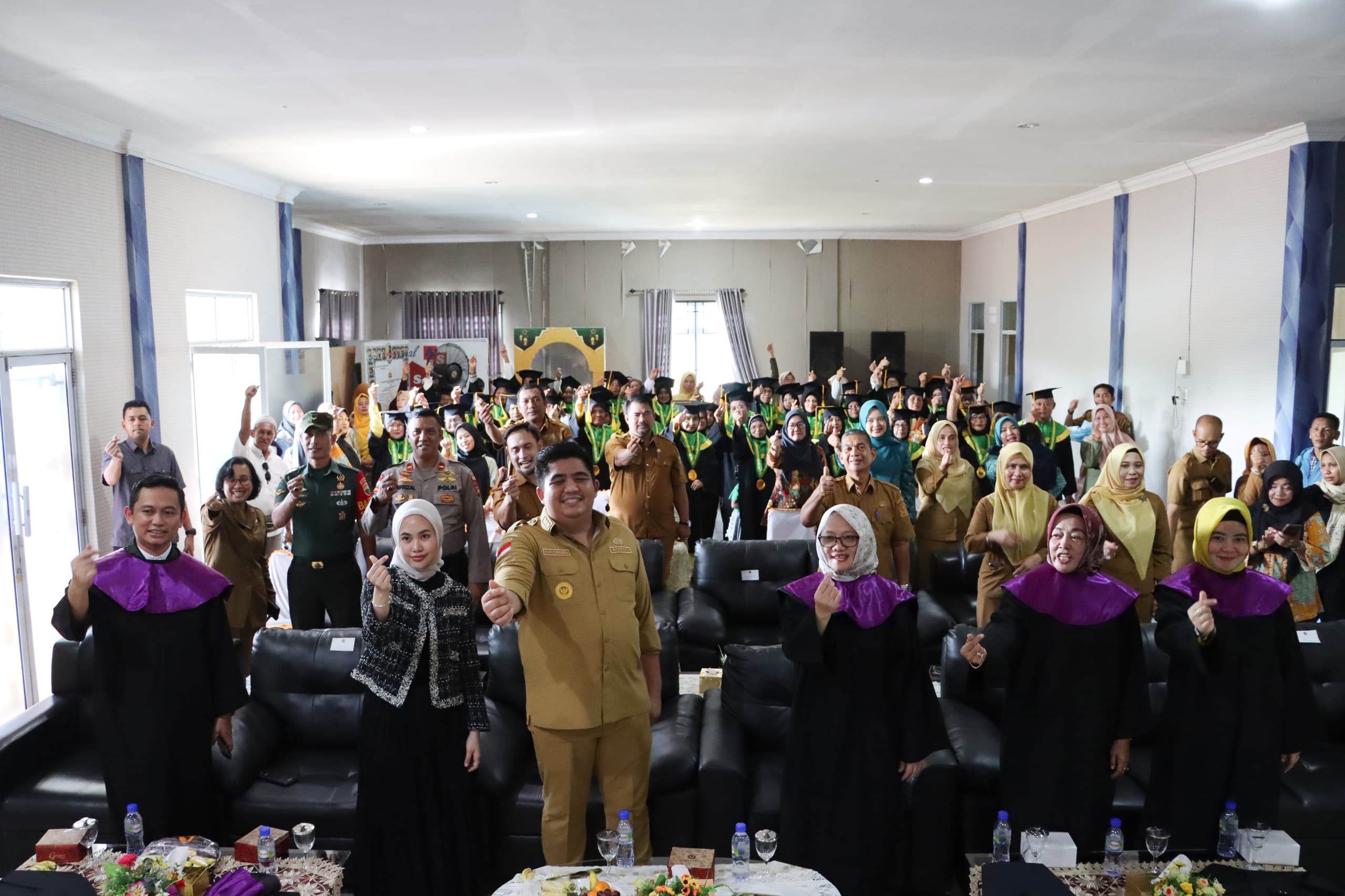 50 Atok Nenek dari Sekolah Lansia Diwisuda Bupati Roby