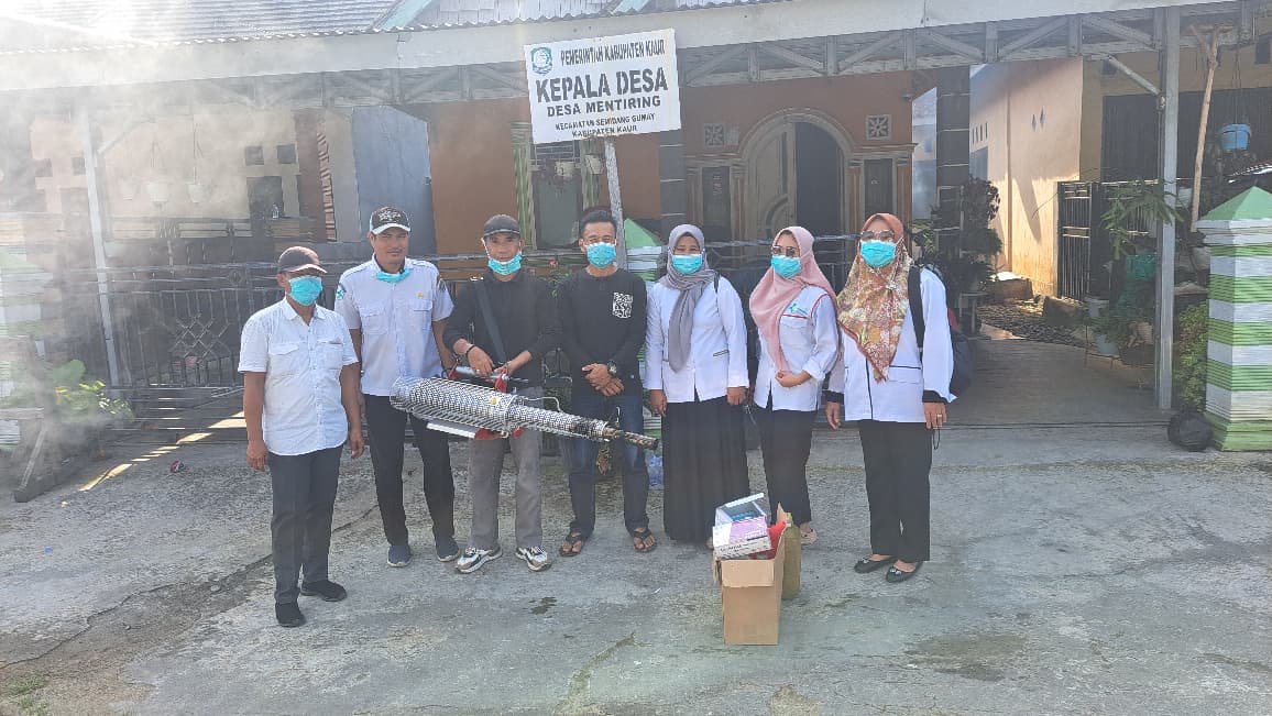 Cegah Penyebaran DBD, Pemdes Mentiring dan Puskesmas Lakukan Fogging Massal