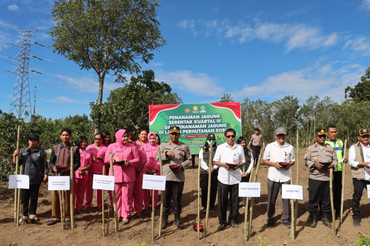 Dukung Program Ketahanan Pangan Nasional, Polres Humbahas Ikuti Penanaman Jagung Serentak