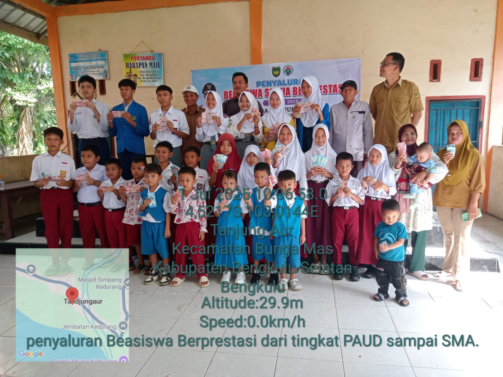 26 Siswa Berprestasi di Tanjung Aur Terima Beasiswa dari Kades