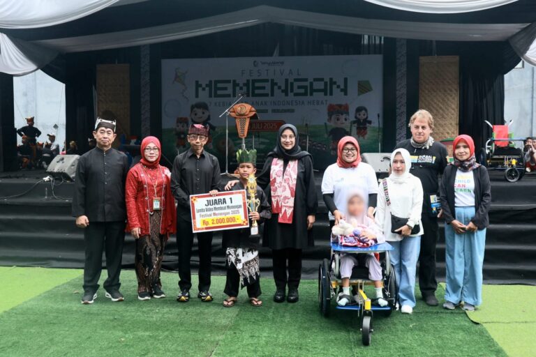 Pemkab Banyuwangi dan GVF Serahkan 25 Kursi Roda Adaptif untuk Anak Cerebral Palsy di Hari Anak Nasional