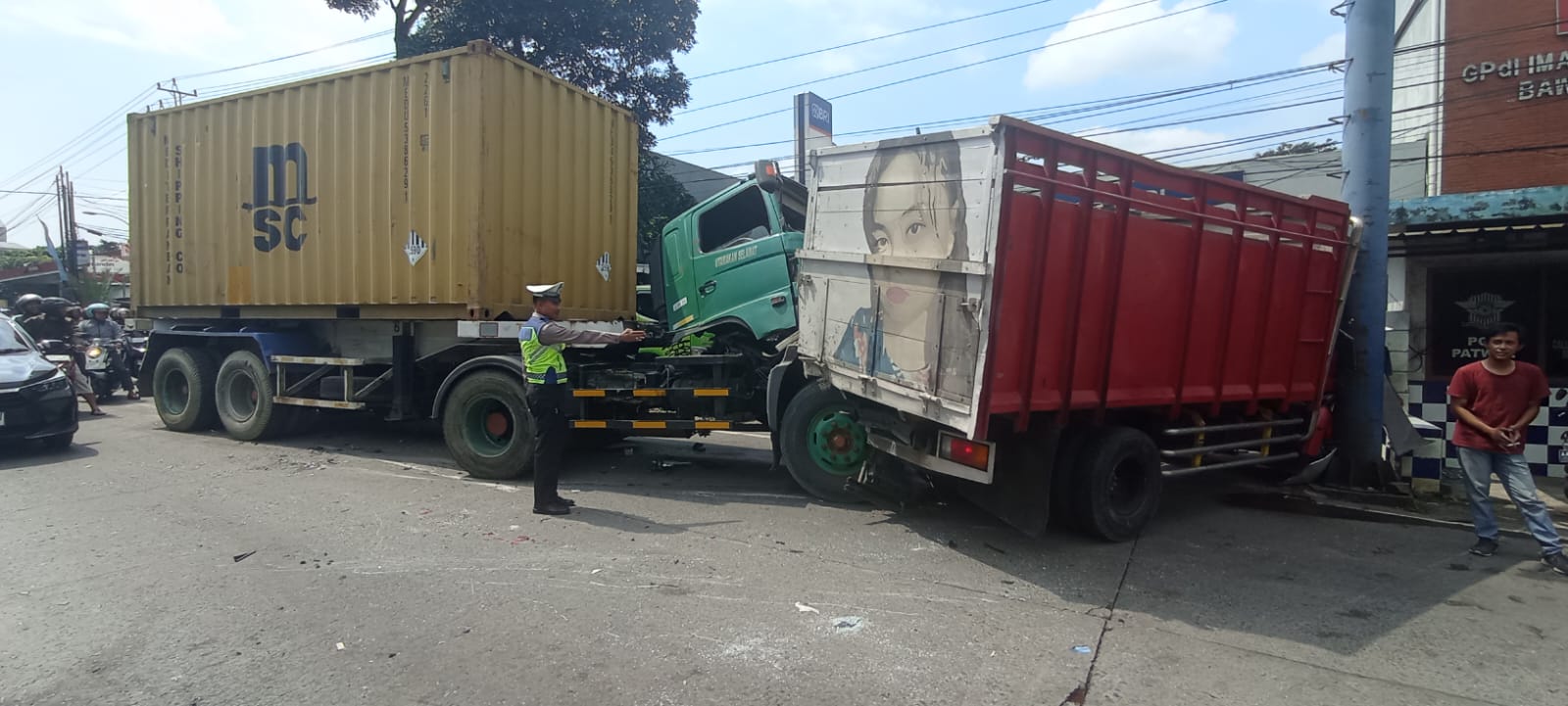 Rem Blong, Truk Trailer Tabrak 8 Kendaraan di Simpang Bawen
