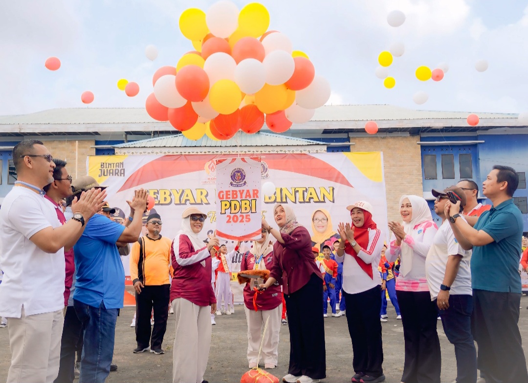 Antusiasme Masyarakat Saksikan Street Parade Drum Band, Wabup Deby : Kreativitas Luar Biasa Para Pelajar
