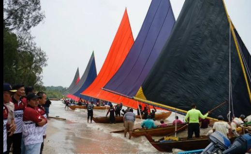 Wabup Rocky Buka dan Lepas Peserta Lomba Sampan Layar di Pantai Tanjung Ambat