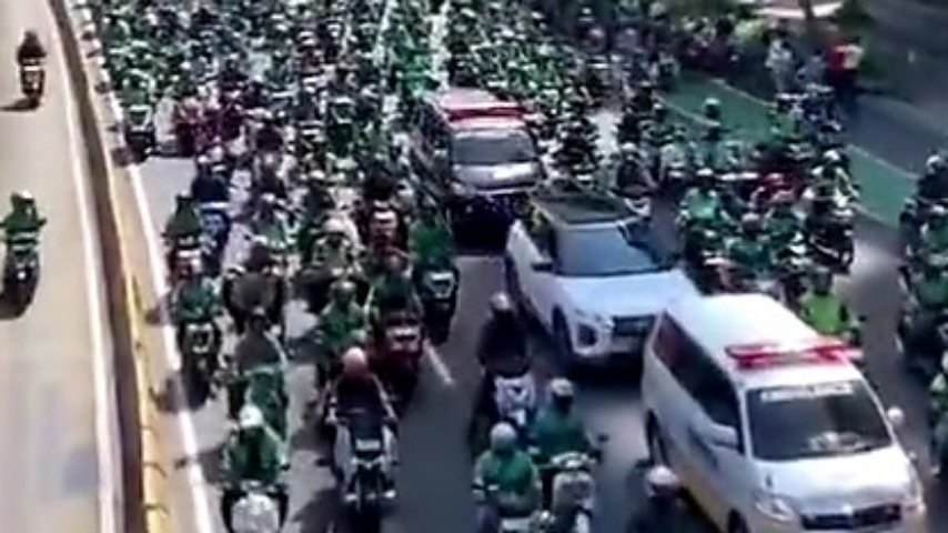 Ribuan Ojol Iringi Jenazah Affan Kurniawan ke TPU