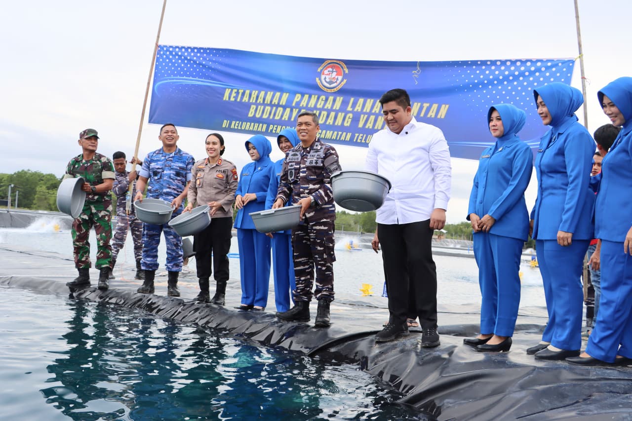 Bupati Roby Tabur Benih Udang Vaname di Tambak Ketahanan Pangan LANAL Bintan, Proyeksi Panen 4,2 Ton