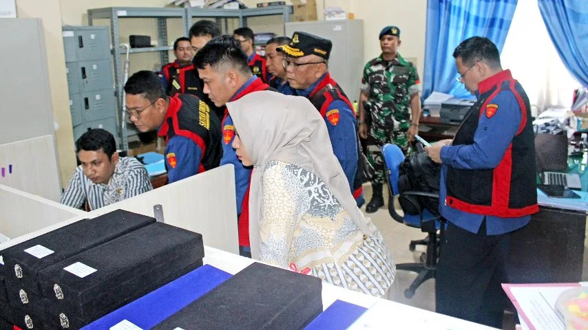 Tim Pidsus Kejati Sumut menggeledah ruang kerja di Kantor Dinas Pendidikan Tebing Tinggi untuk mencari dokumen terkait dugaan korupsi pengadaan smartboard tahun anggaran 2024.