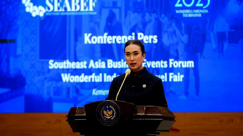 Menteri Pariwisata Widiyanti, seorang wanita berkacamata dengan pakaian gelap, berbicara di podium pada konferensi pers untuk Southeast Asia Business Events Forum (SEABEF) dan Wonderful Indonesia Travel Fair.