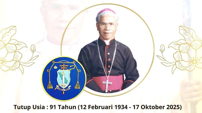 Berita duka Uskup Emeritus Agung Medan, Mgr. Alfred Gonti Pius Datubara OFMCap, yang wafat pada 17 Oktober 2025. Terdapat foto beliau mengenakan pakaian uskup dan logo keuskupan.