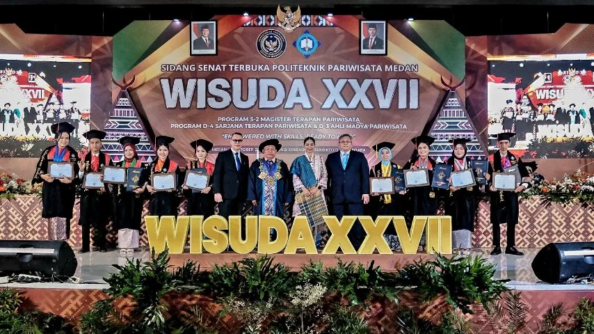Sebelas lulusan, tujuh wanita dan empat pria, mengenakan toga dan membawa ijazah, berpose di atas panggung saat acara wisuda. Mereka diapit oleh dua pria berkemeja dan jas formal. Di tengah panggung terdapat seorang pria mengenakan jas hitam dan seorang wanita mengenakan kain tradisional. Di latar belakang terdapat spanduk besar bertuliskan "SIDANG SENAT TERBUKA POLITEKNIK PARIWISATA MEDAN WISUDA XXVII" dan "PROGRAM S-2 MAGISTER TERAPAN PARIWISATA, PROGRAM D-4 SARJANA TERAPAN PARIWISATA & D-3 AHLI MADYA PARIWISATA". Di bagian depan panggung terdapat tulisan besar "WISUDA XXVII" dan dekorasi tanaman hijau serta bunga.