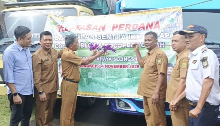 Disperindagkop Lingga Lepas Perdana 24 Ton Cocopeat untuk Ekspor ke Cina