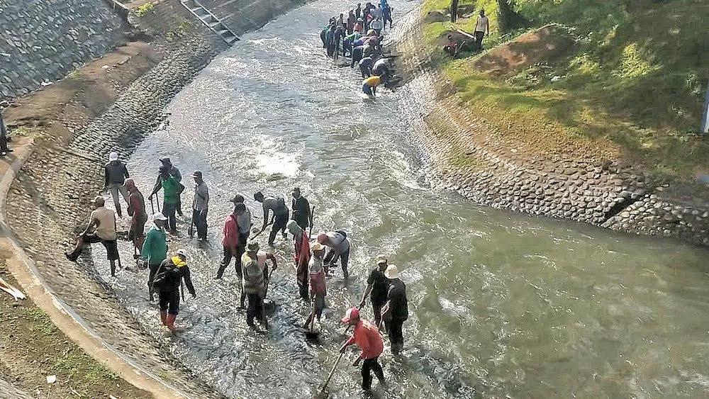 PU Pengairan Banyuwangi Gencar Normalisasi Sedimen Sungai untuk Cegah Banjir