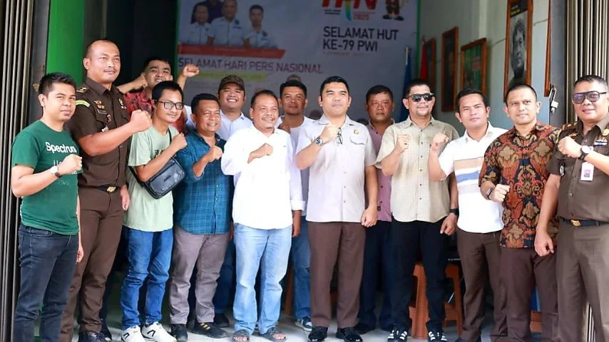 Sekelompok pria, beberapa mengenakan kemeja batik dan seragam cokelat kejaksaan, berfoto bersama di kantor PWI Madina dengan berlatar spanduk ucapan selamat Hari Pers Nasional (HPN) ke-79 PWI 2025.